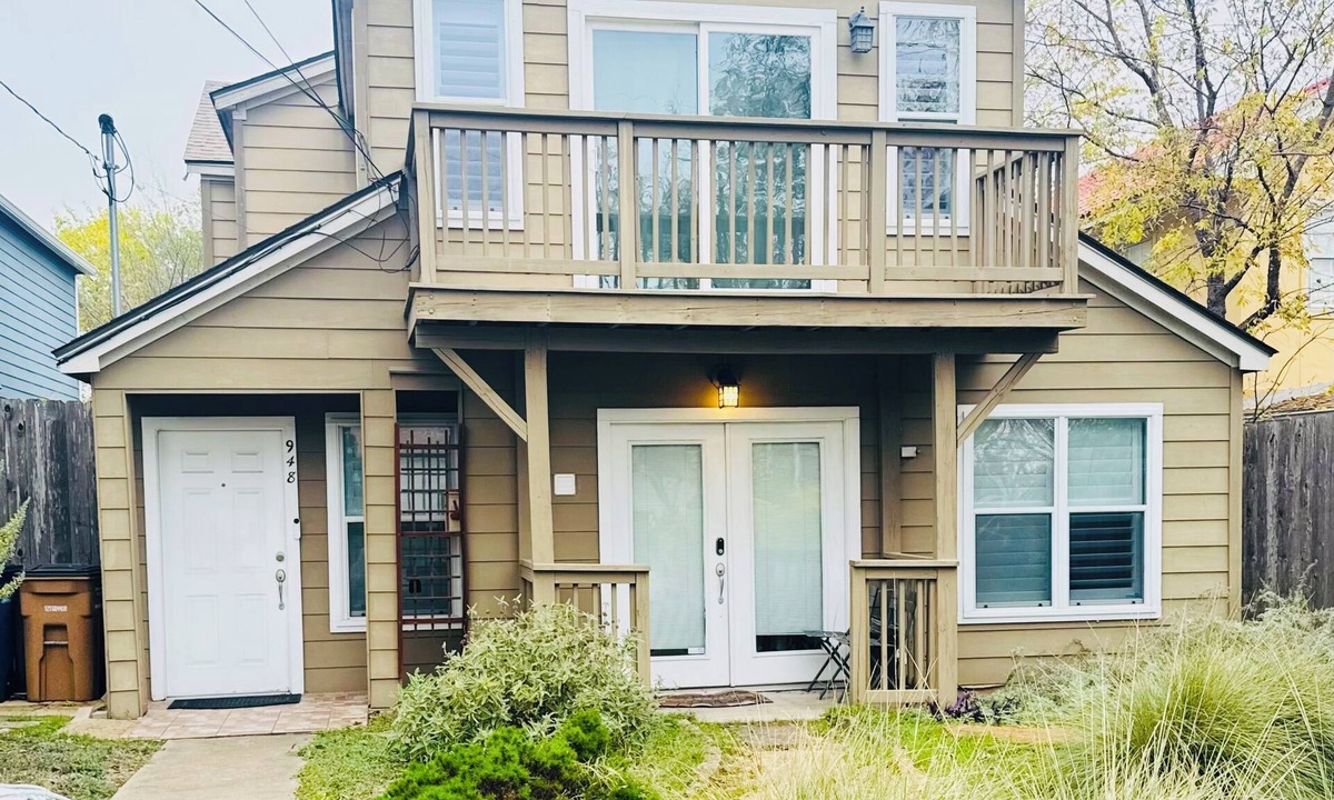 North Loop House | Charming 4BR Home: Prime Spot in North Loop, Close to Everything