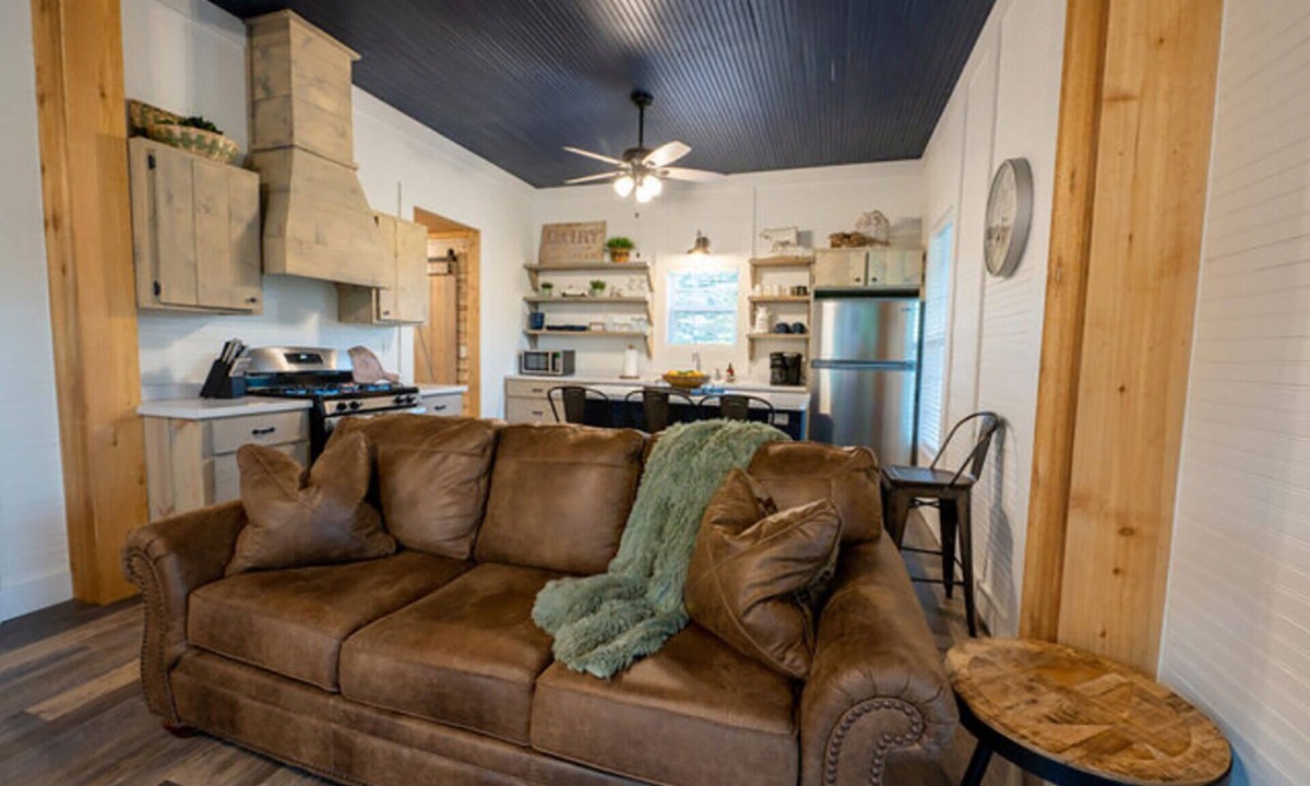 Ringold Cabin | Charming farmhouse, full kitchen, private back deck, fire pit, quiet area