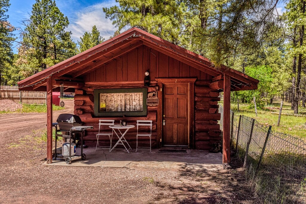 Parks Cabin | Charming & Historical 1 Room Log Cabin / Forest Views/ 20 minutes from Flagstaff