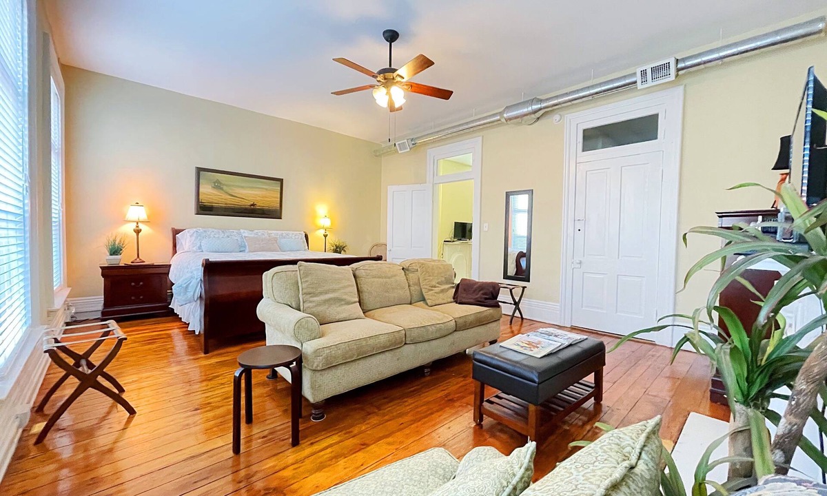 Paris Apartment | Charming & Inviting Apartment in Historic Downtown Paris, Ky.