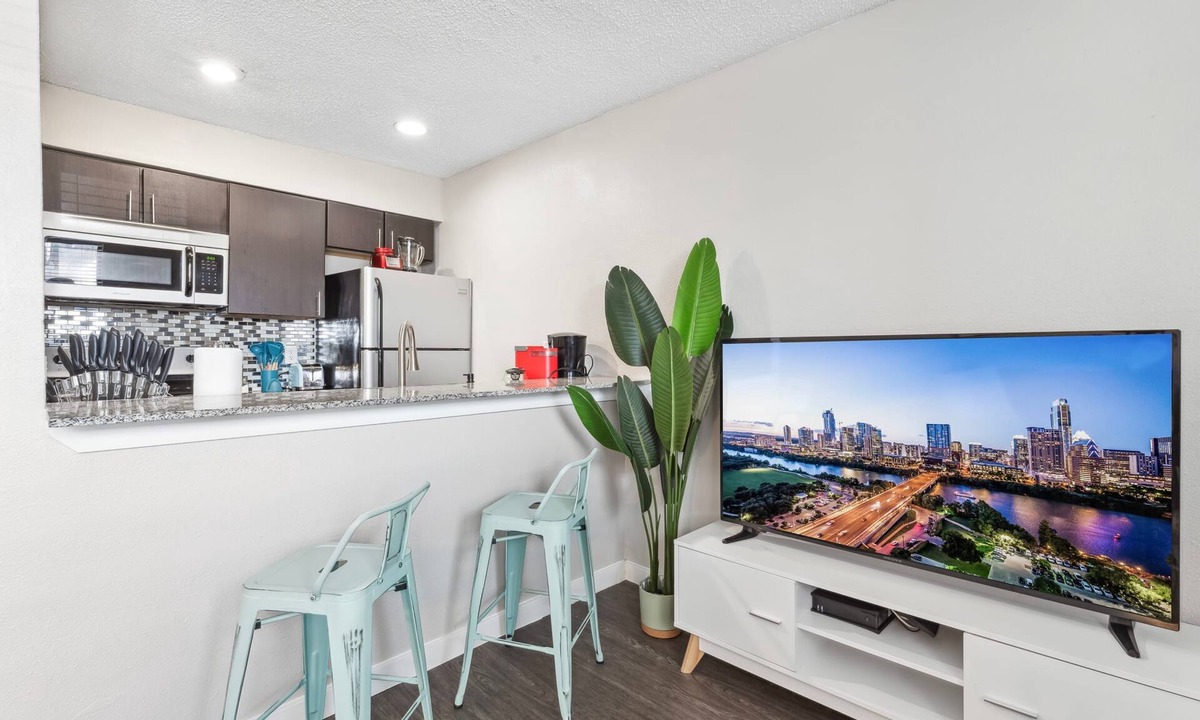 Riverside Apartment | Charming King Bed 1BR w Pool 5 Min to DT