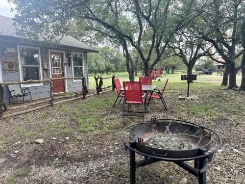 Mountain Home House | Charming Pet-Friendly Hill Country Cabin with Dark-Sky Stargazing near Mountain Home, Texas