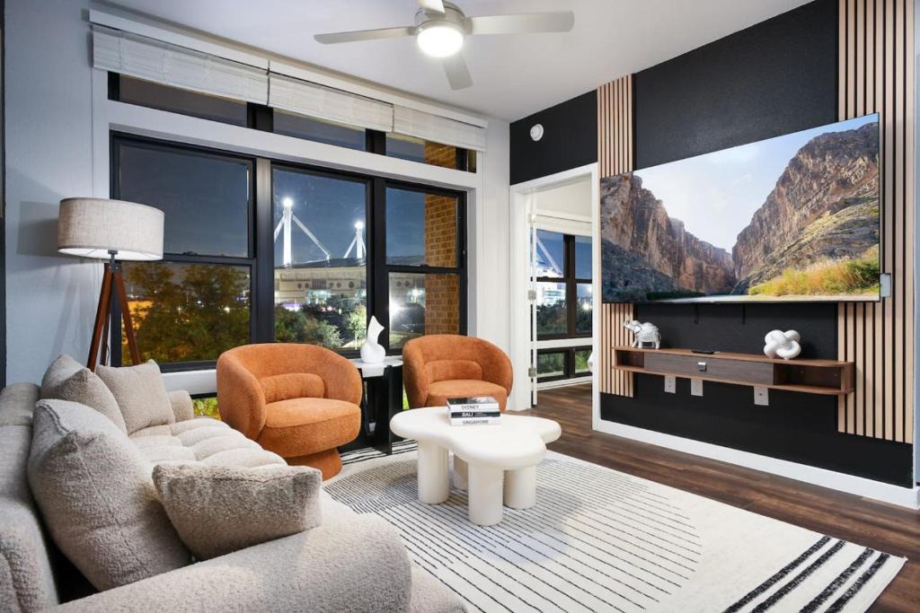 Southtown Apartment | Chic 2BR-w Parking, Near Rvrwalk, Dome & Conv Ctr