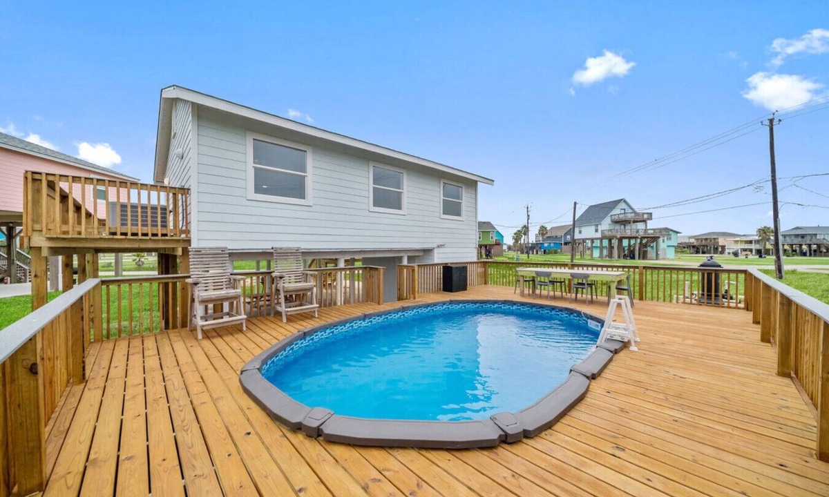 Surfside Beach House | Classic, Cozy Bungalow With Large Deck Near Beach
