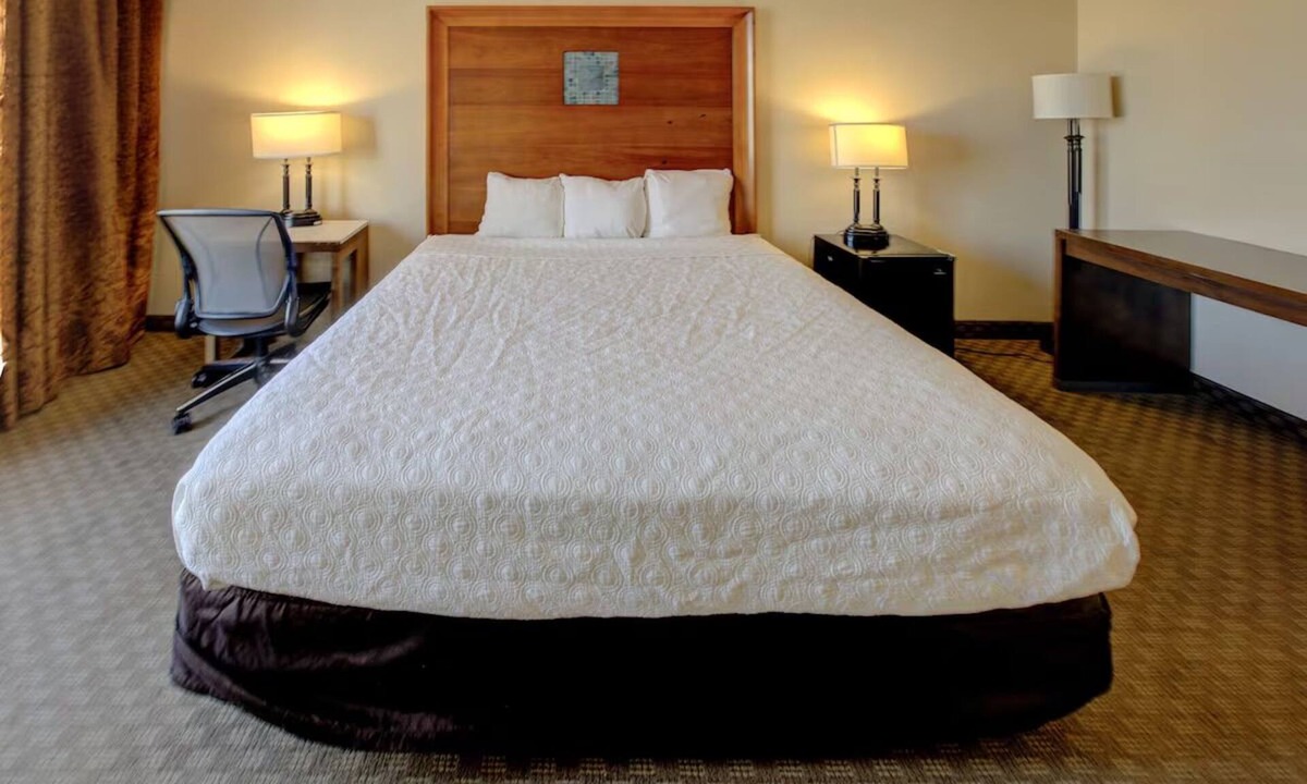 Duncanville Hotel | Clean and Simple Room with King Bed Perfect for Exploring Downtown Dallas
