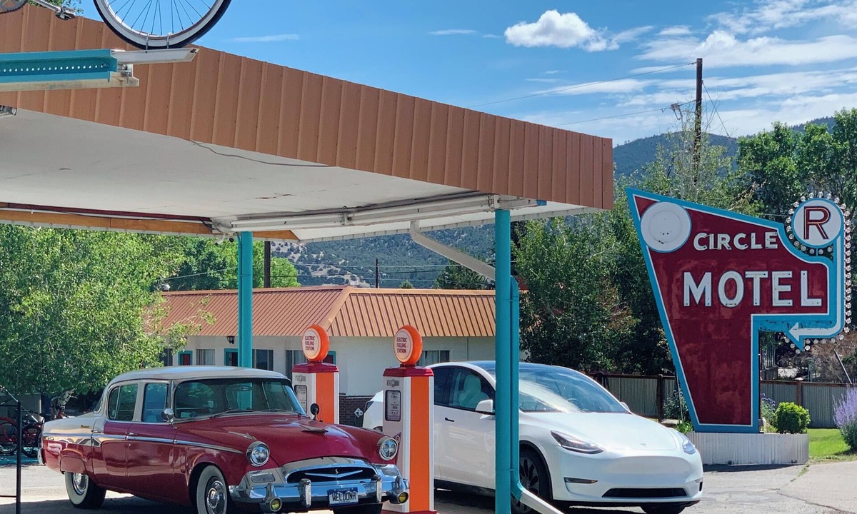 Salida Hotel | Clean, Central, Retro Inspired Salida Motel 8