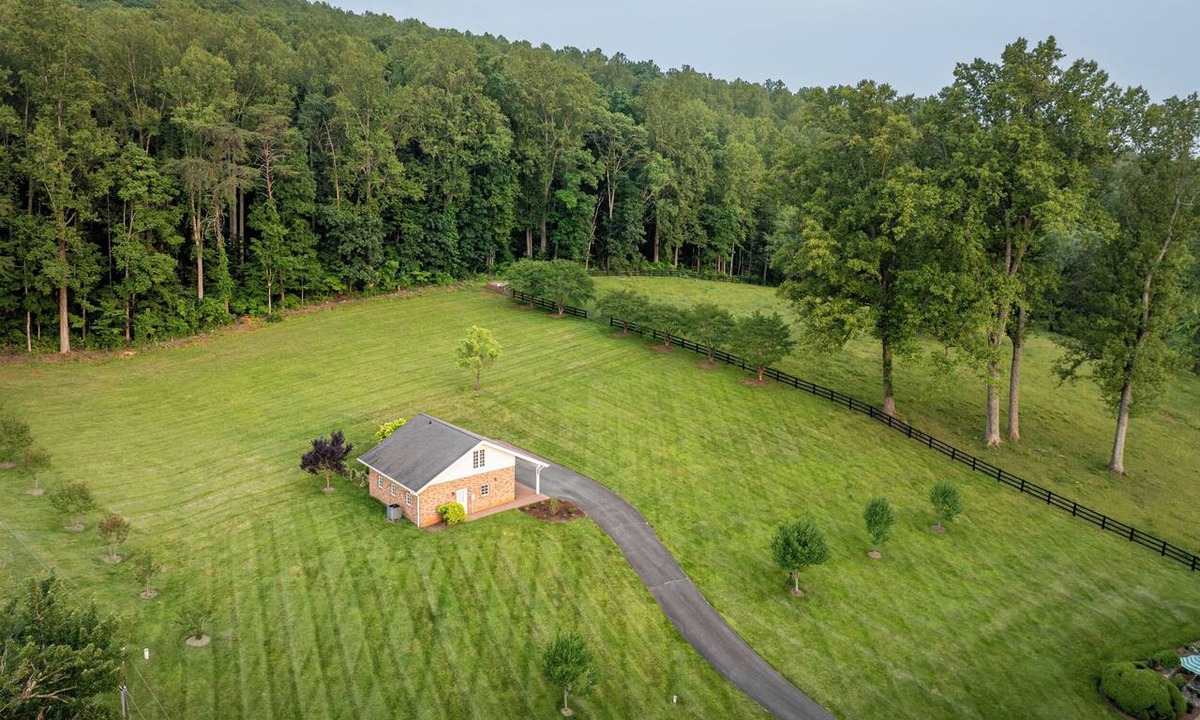Keene House | Clear Sky Cottage- Close to Cville, Monticello & Vineyards