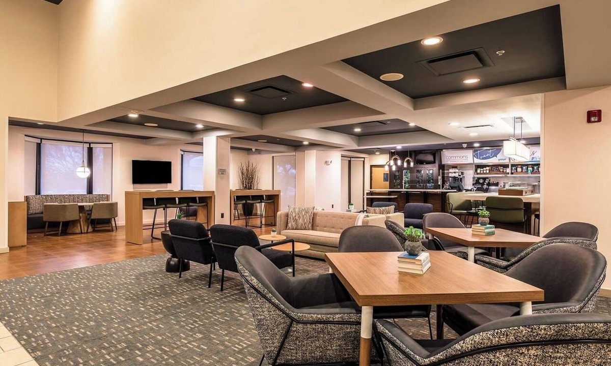 Richardson Hotel | Close to Eisemann Center for the Performing Arts! FREE Parking, Outdoor Pool!