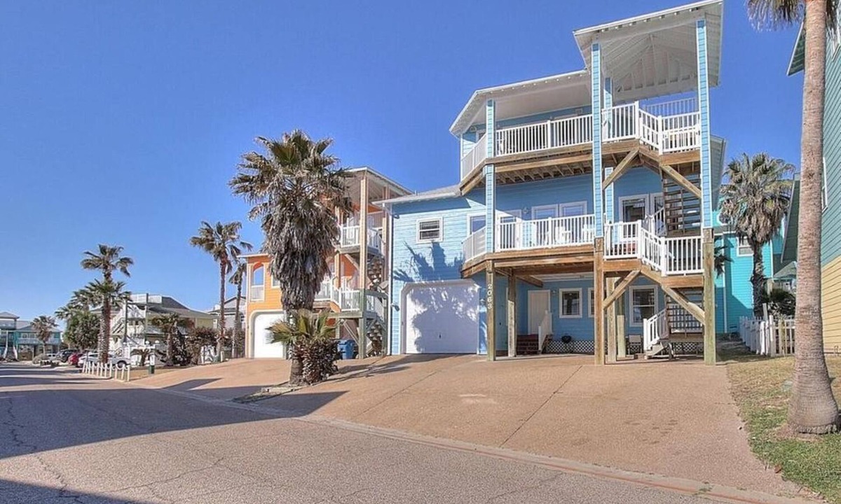 Sand Point House | Coastal Distancing | Pool, Boardwalk to Beach!
