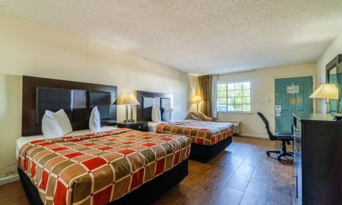 Port Lavaca Hotel | Coastal Explorer Room w/Onsite Seasonal Pool | Minutes to Lighthouse Beach