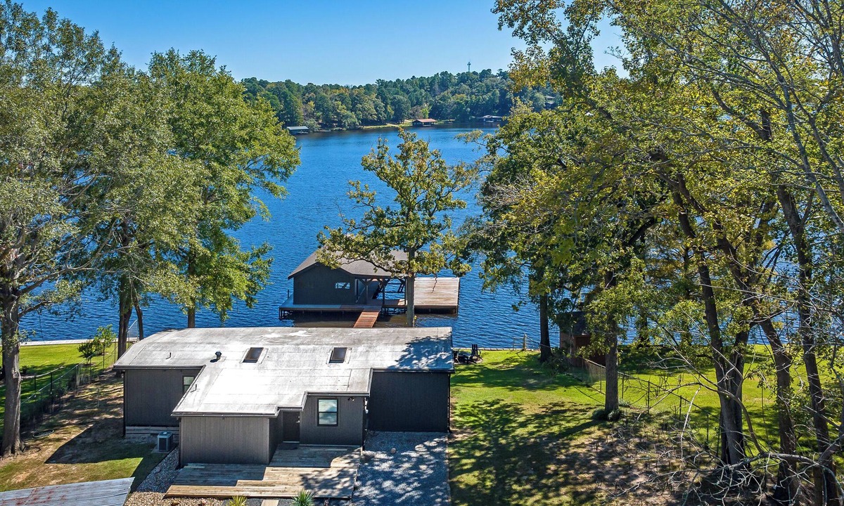 Gladewater House | Come spend a peaceful weekend at this gorgeous, newly remodeled, lake house.