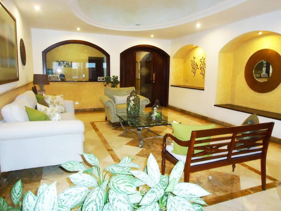 Zona 10 Apartment | Comfortable Apartment with Free Parking
