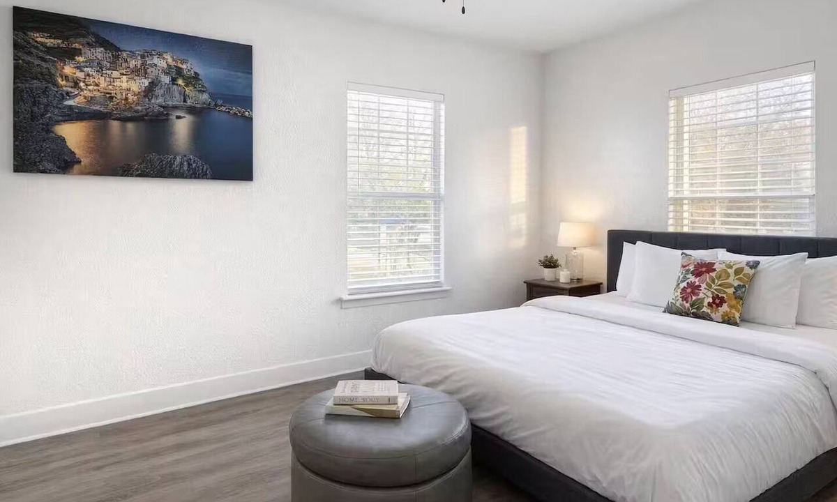 Rosewood House | Comfortable & Contemporary 3BR/2BA House - 5 Minutes to Downtown Austin