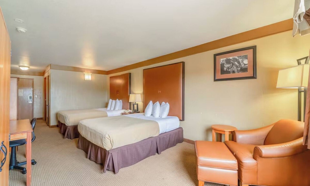 Beeville Hotel | Comfortable Three Rooms w/Queen Beds Close to Local Shops