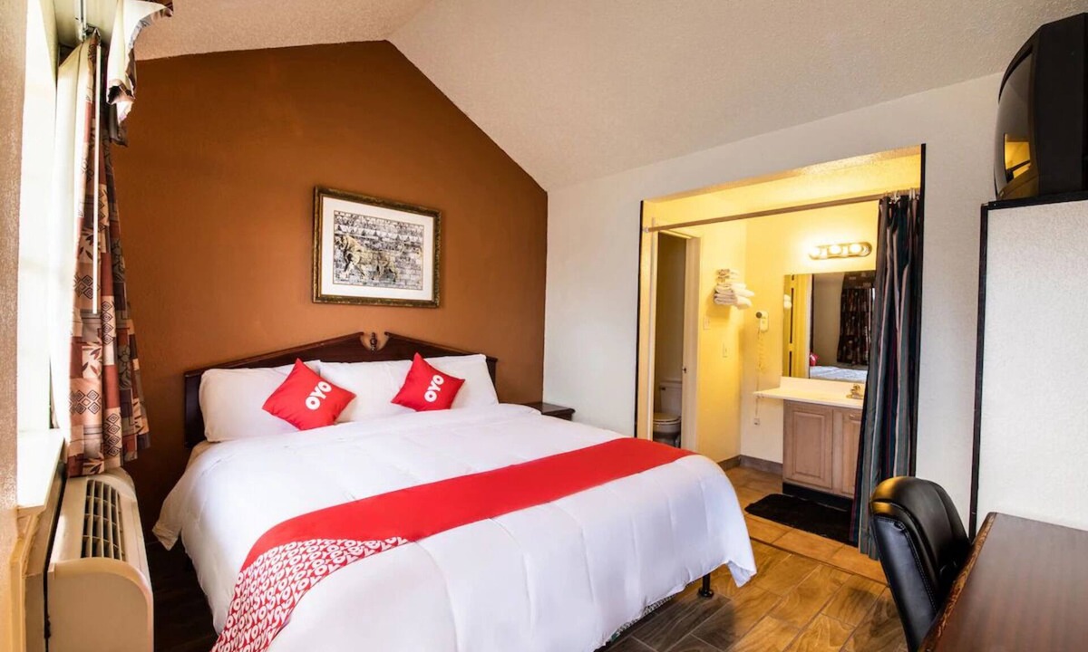 Decatur Hotel | Comfy Budget Room with King Bed Near Local Hot Spots and Quick Dining Trips!