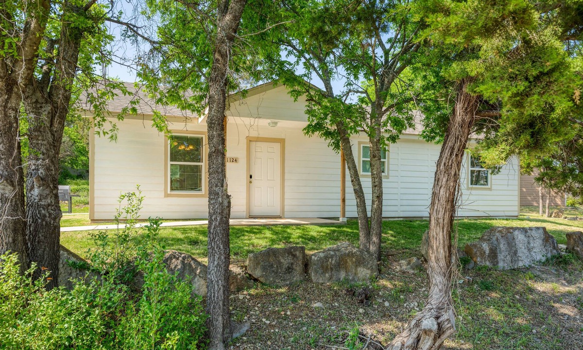 Granbury House | Comfy Cozy Cottage #1 by Lake Granbury