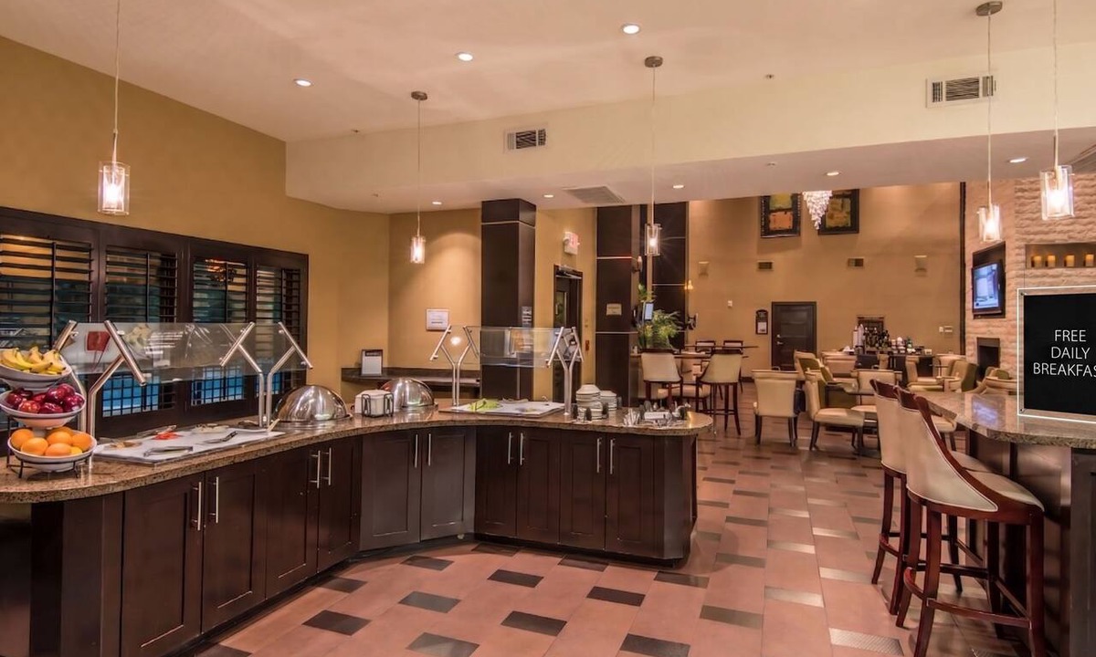 Irving Apartment | Comm Accessible 1BR Suite w/Tub | Free Breakfast!