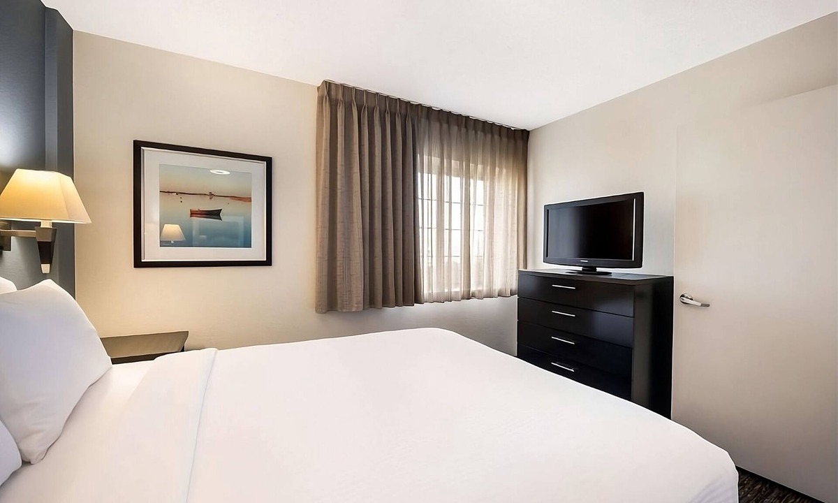 North Arlington Hotel | Convenient Location! Kitchen, Pet-Friendly Property, Private Parking