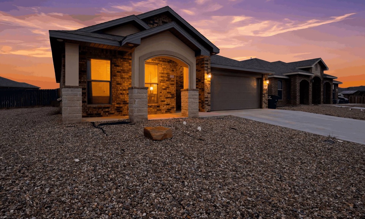 Midland House | Corporate Housing - Midland TX - ACOMM