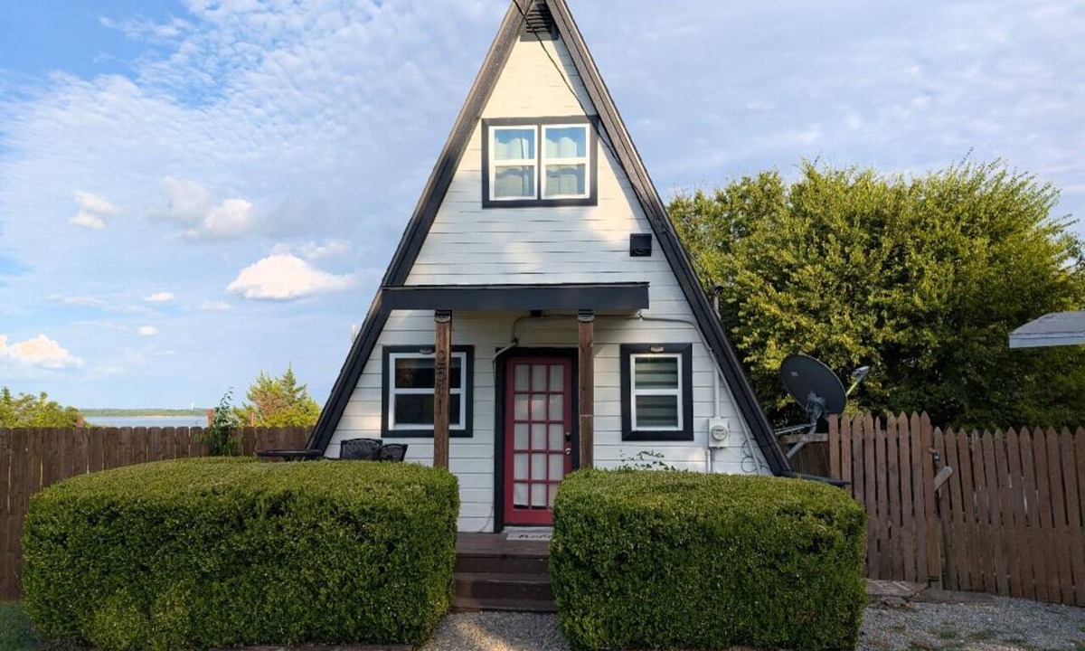 Princeton House | Cozy 2-bedroomA-frame lake house in charming Princeton with AC