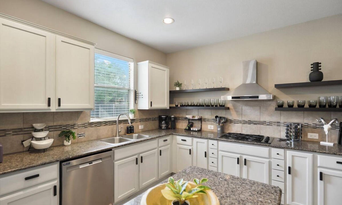Pflugerville Apartment | Cozy 5BR Getaway Pool Games Sleeps 18