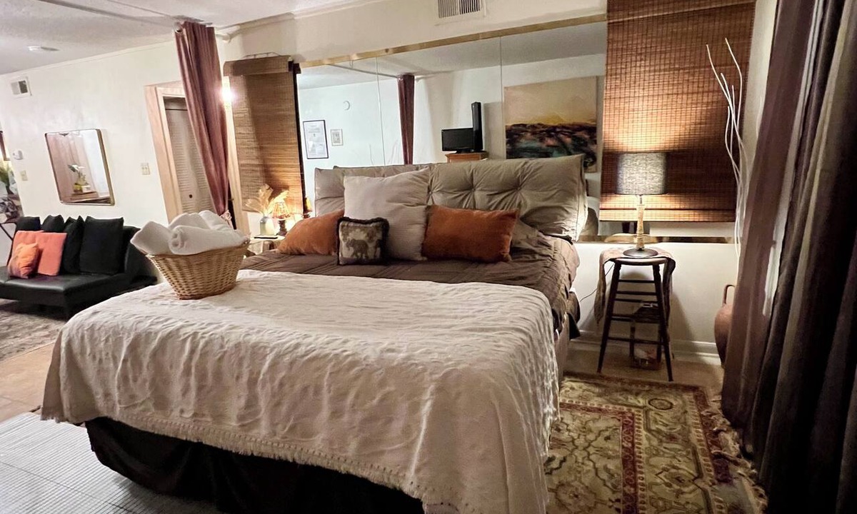 Northwest Los Angeles Heights Condo | Cozy Boho Condo 2 Beds 1 Bathroom 15 min from Downtown, Riverwalk, Pearl