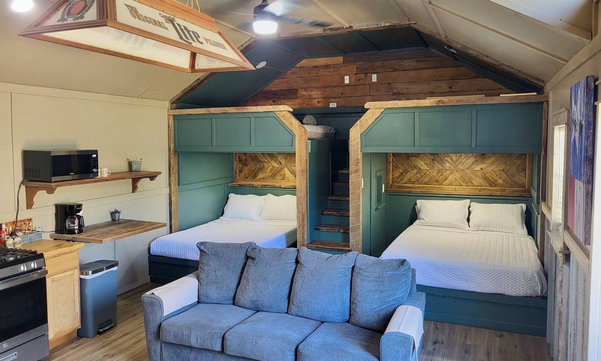 Rio Frio Apartment | Cozy “Bunkhouse” cabin in charming Leakey with WiFi, AC. Near Frio and Garner!