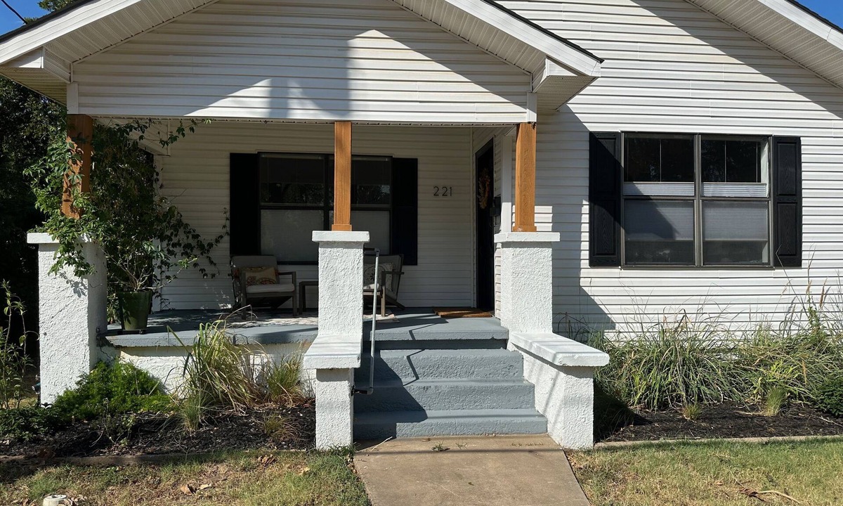 La Grange Cottage | Cozy & Comfortable Cottage just minutes off the La Grange Square. Pet Friendly.
