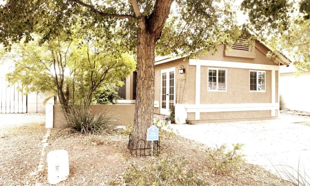 Paradise Valley Village House | Cozy Cottage - 2 BD Energy Efficient Victorian Villa
