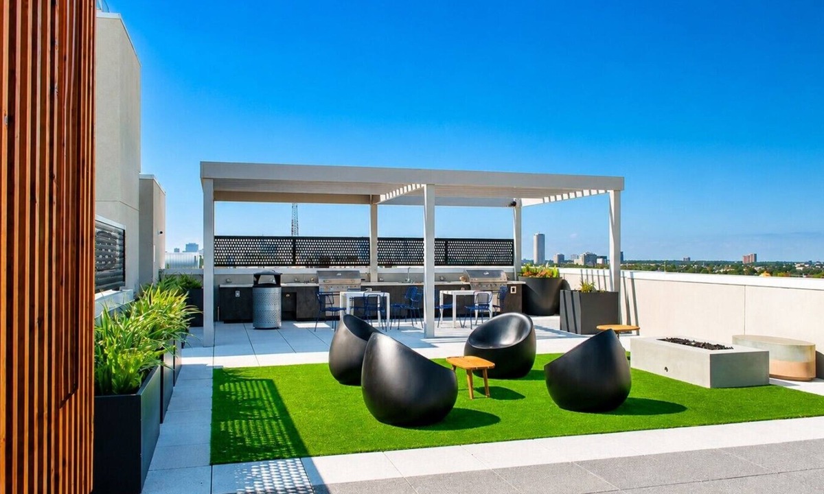 Neartown Condo | Cozy Downtown Suite | Rooftop Lounge, Pool & Gym