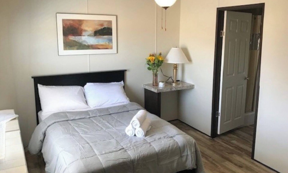 West Odessa Hotel | Cozy Efficiency in Odessa with Pool, Laundry, Fishing Pond and Gym