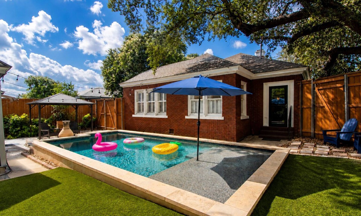 Woodlawn Lake House | Cozy Home | Pool | Backyard | 10min to Downtown