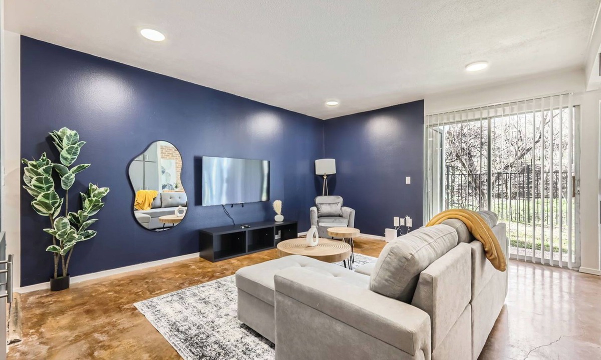 Bouldin Apartment | Cozy King Suite Getaway | Sleeps 4 | Pool, Prkg