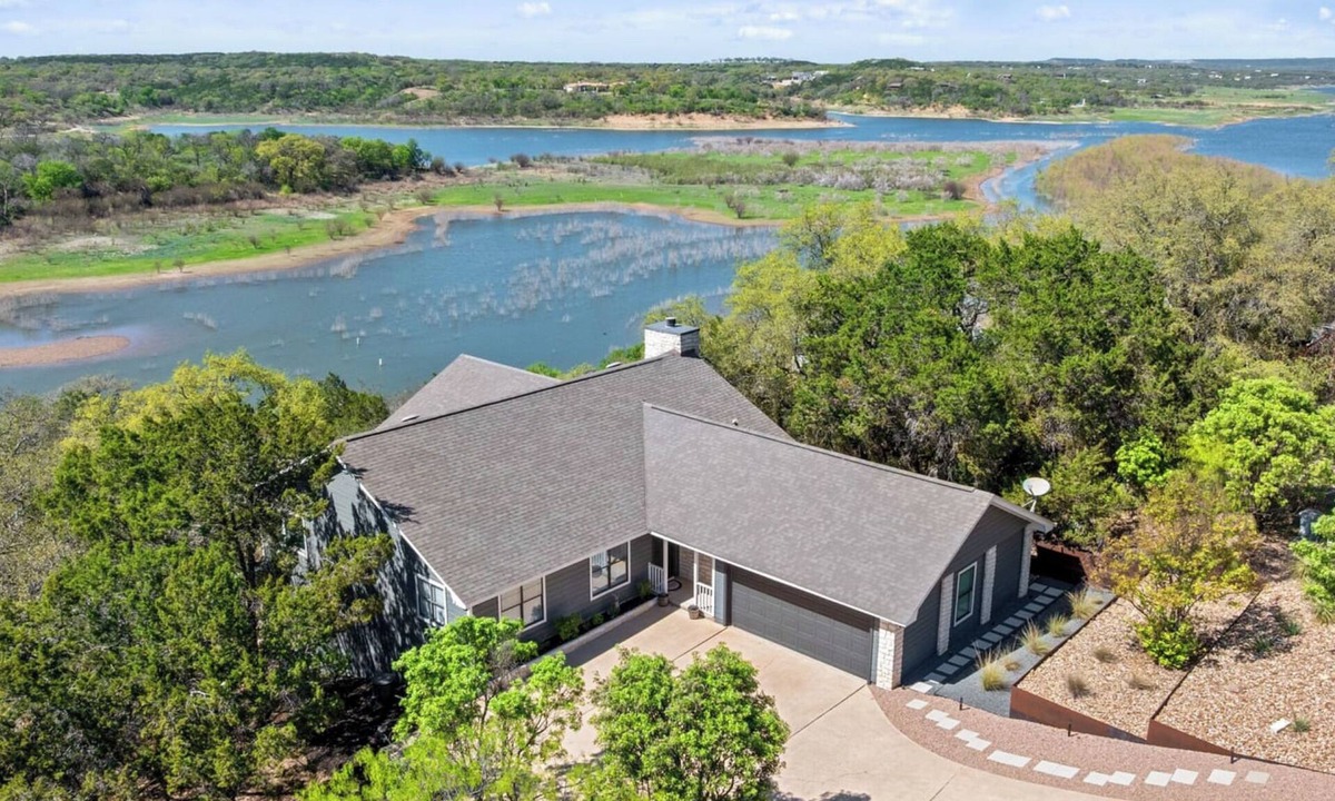 Spicewood House | Cozy Lakefront Retreat. Family Friendly w/Kayaks, Pool Access, Pickleball!