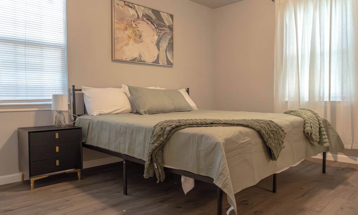Fort Worth Hotel | Cozy mid-century bungalow just minutes from Downtown Fort Worth. Enjoy modern comforts, a warm inviting atmosphere, and thoughtfully designed spaces—perfect for relaxing after exploring the city, dining, and local attractions