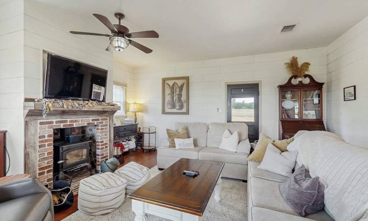Fredericksburg House | Cozy ranch home w/full kitchen, living room, hot tub, pet-friendly & fireplace