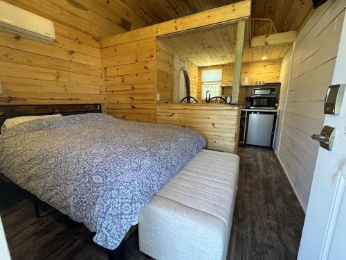 Mineral Wells House | Cozy Tiny Cabin with Rustic Charm near Mineral Wells, Texas