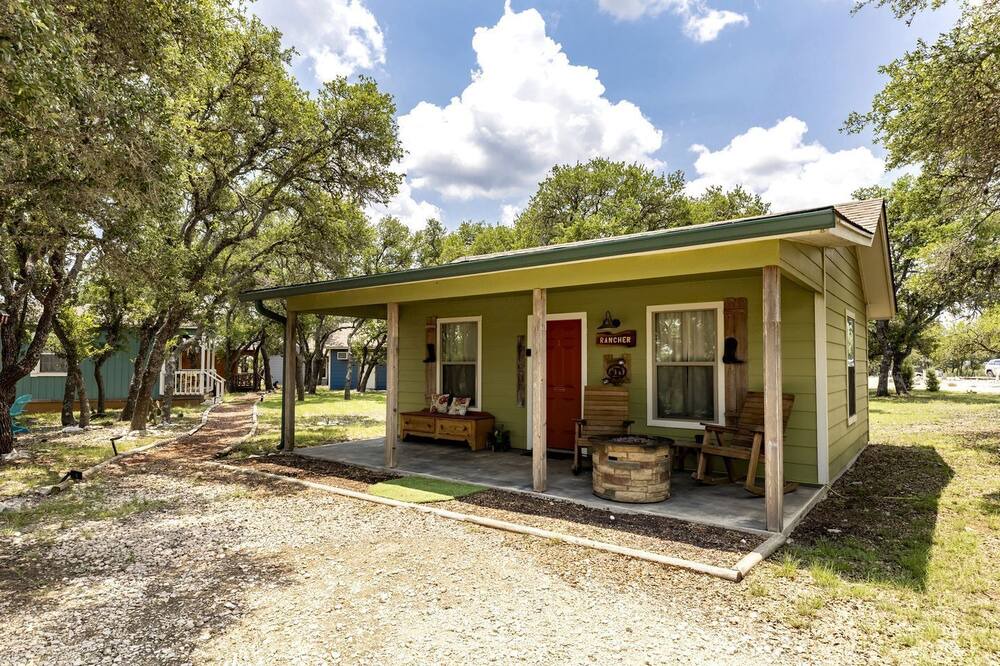 Mountain Home Cabin | Cozy Wildlife Cabin with Private Porch and Stargazing near Mountain Home, Texas