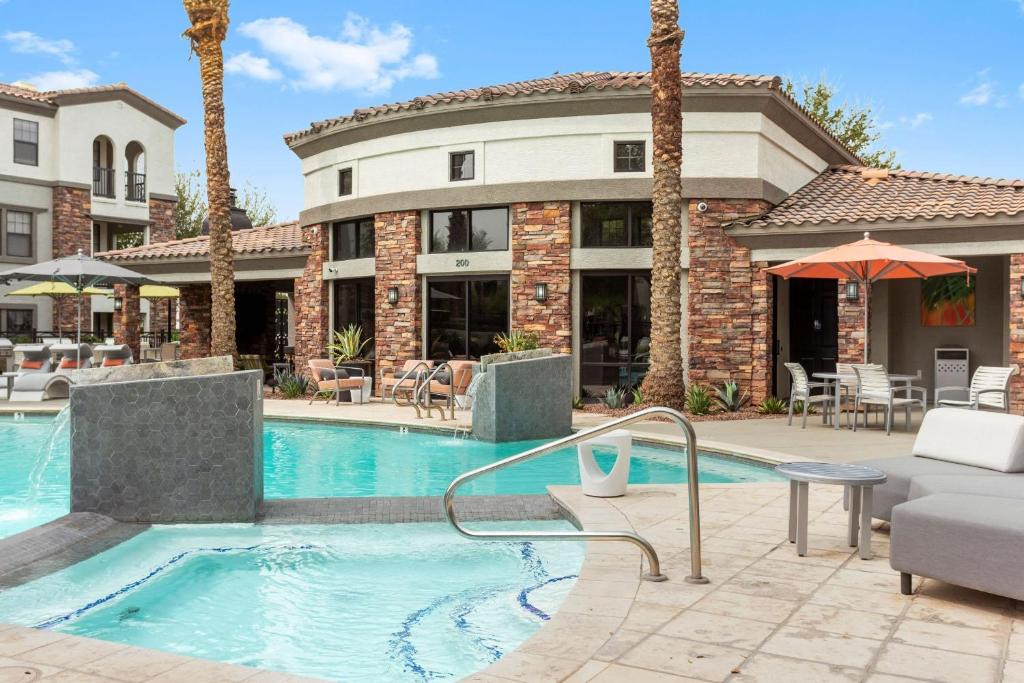 Glendale Sports and Entertainment District Apartment | CozySuites at Glendale