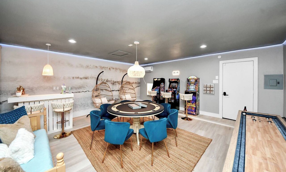 Kingwood House | Curated Coastal Gem Private Lounge, Arcade, Poker