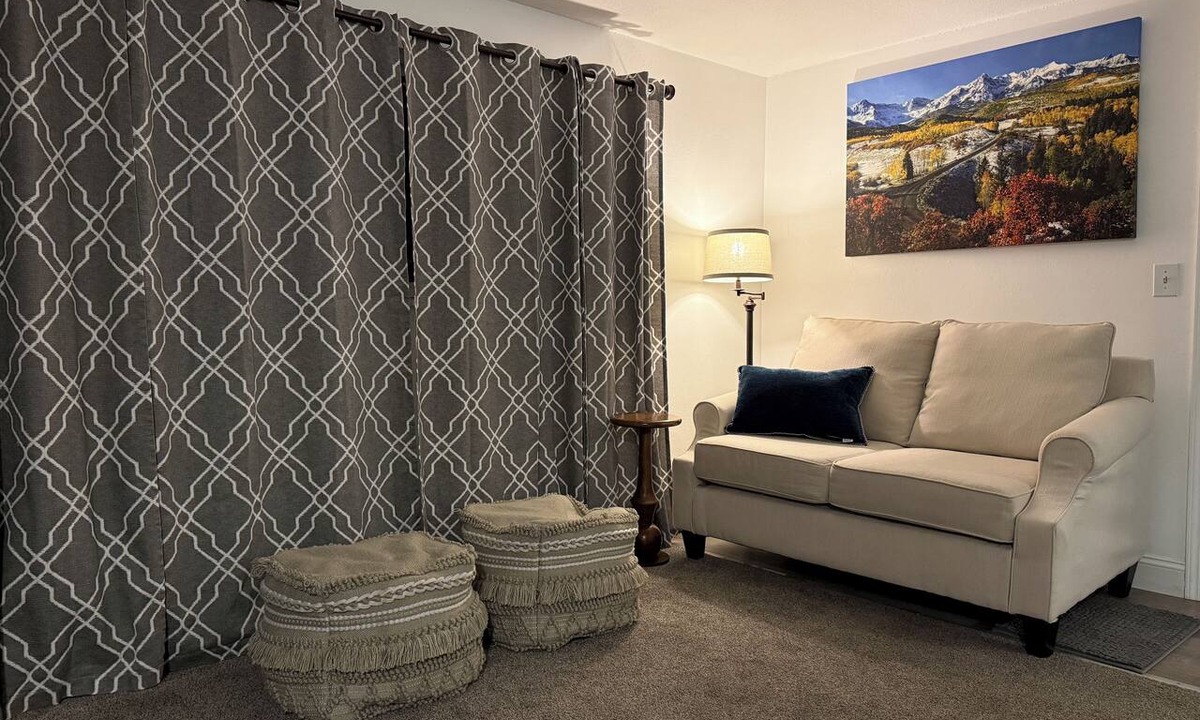 Cimarron Hills Apartment | Custom 2-bedroom, Full kitchen. apartment located East Colorado Springs.