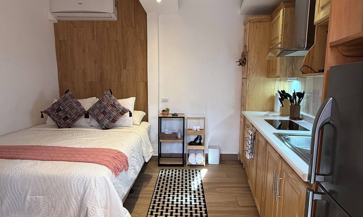 Antigua Guatemala House | Cute Private Studio in Antigua Heart. A/C WIFI Direct Street Access & Priv Bath