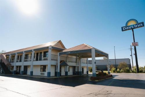 Monroe Hotel | Days Inn by Wyndham Monroe, Louisiana