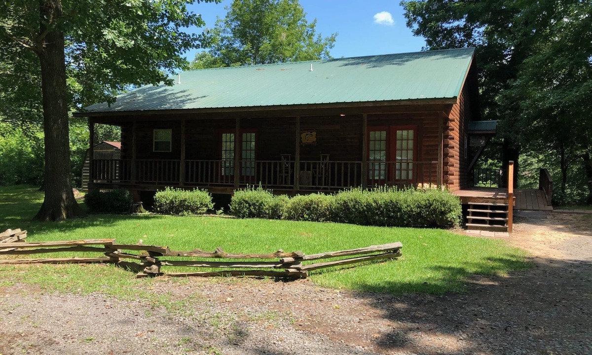 Heber Springs Cottage | Delightful Log House on the Little Red River with hot tub!