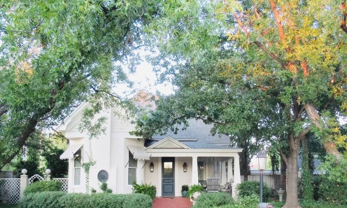 San Angelo House | Delightful Victorian home located downtown just blocks from the River Walk!