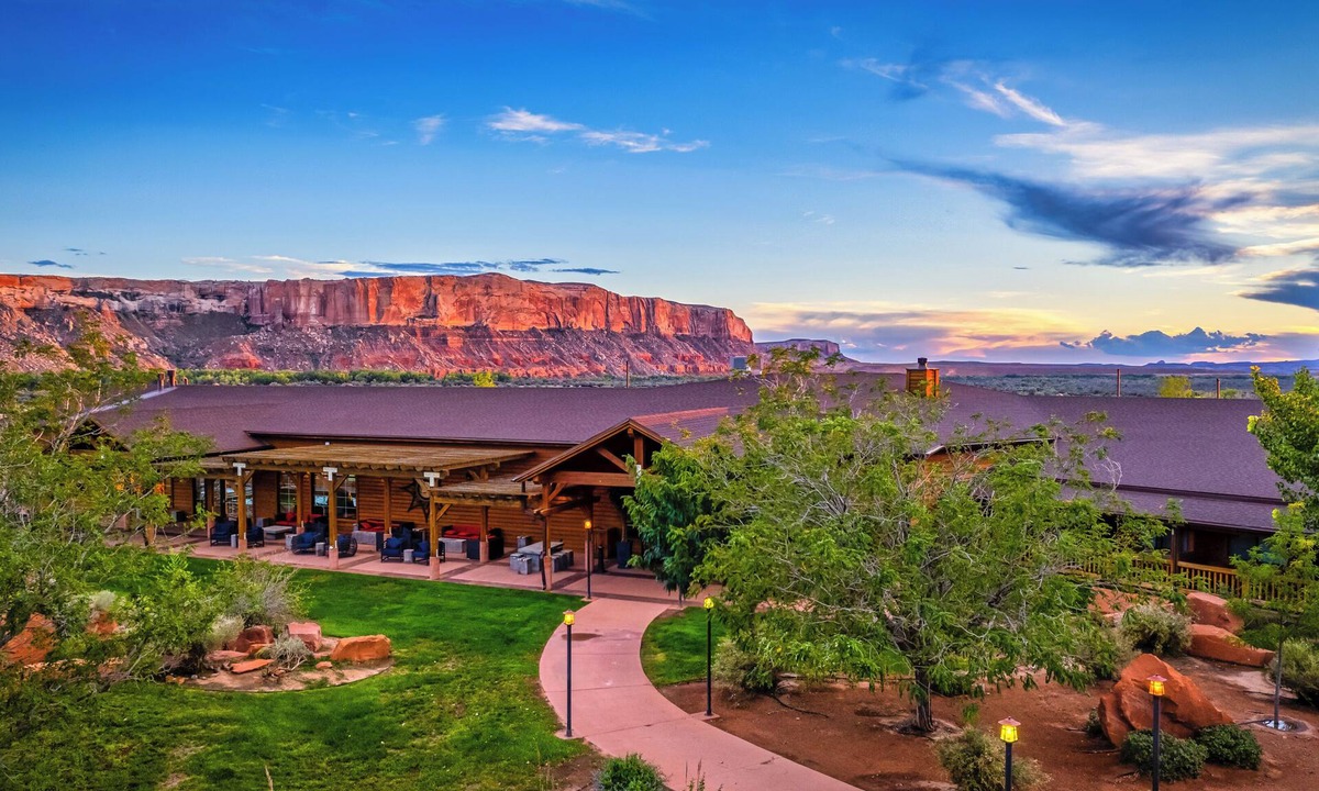 Bluff Hotel | Desert Rose Resort & Cabins