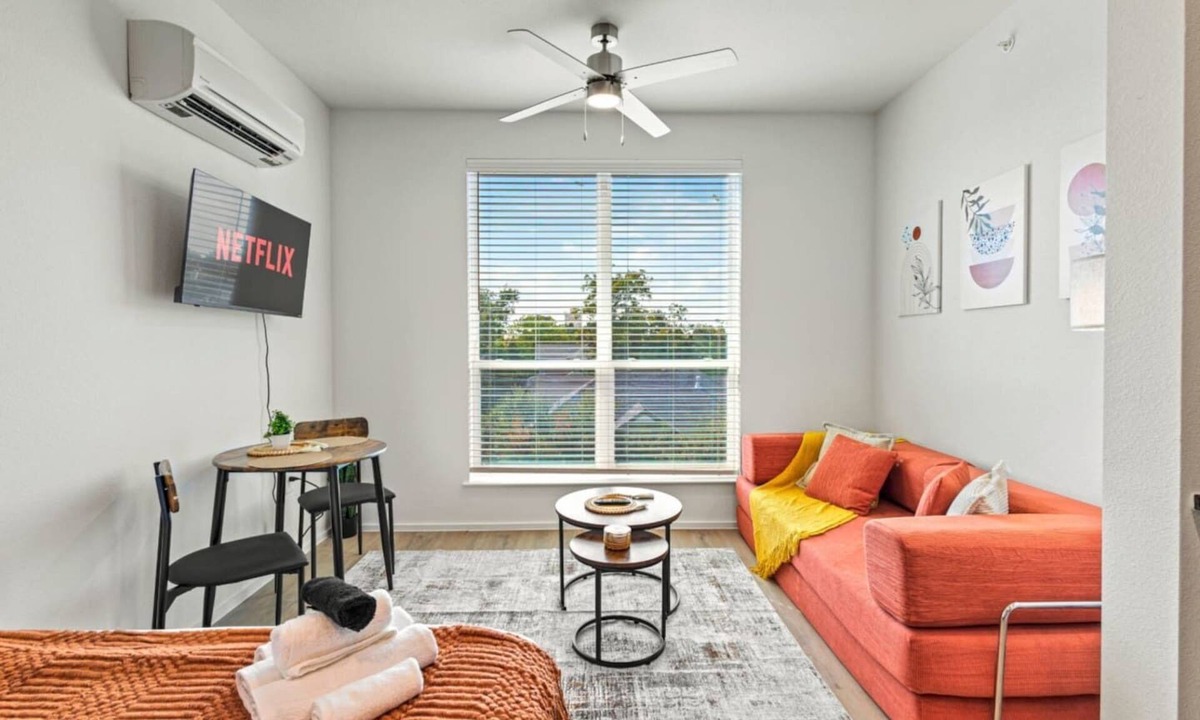 Oak Cliff Apartment | Designer Suite | Bishop Arts | Gym, Yoga & Games