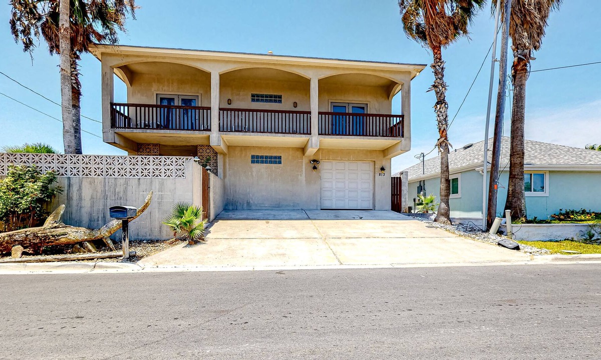 Port Isabel House | Dog-friendly escape on the canal with furnished deck, beach access nearby, & AC
