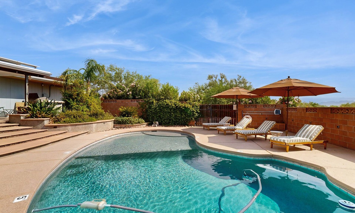 Casas Adobes West House | Dog-friendly modern stay with a heated private pool, sun room, & grill