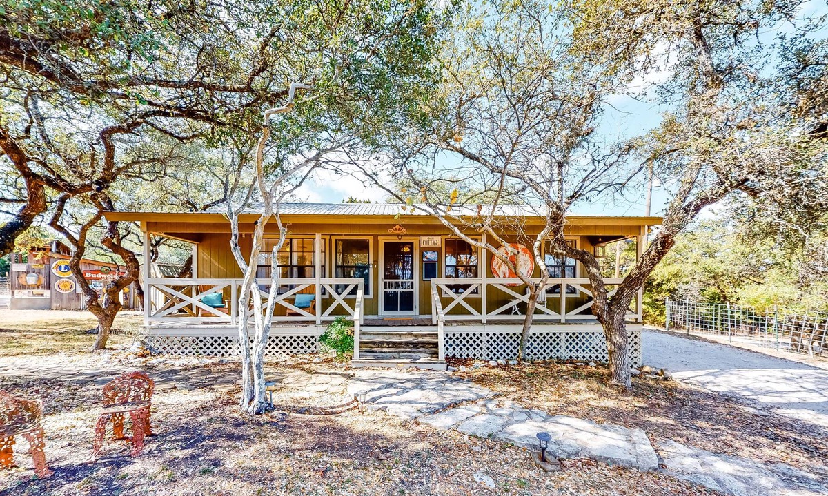 Dripping Springs Cottage | Dog-Friendly Property with Shared Pool, Hot Tubs & Outdoor Shower